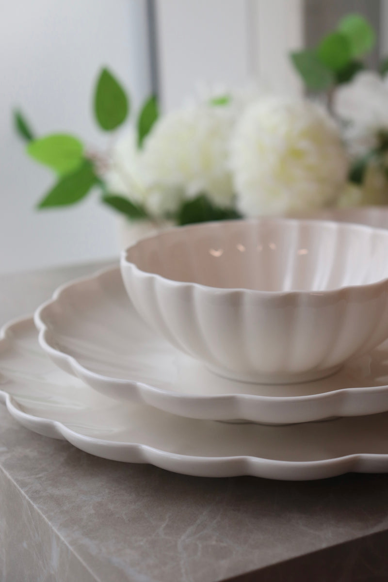 Lotus White 24 teiliges Tafelservice für 6 Personen