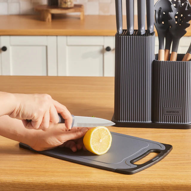 Karaca Massimo Line Messerset + Servierbesteck und Schneidebrett Grau