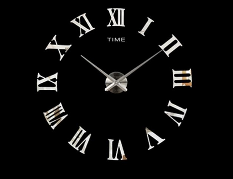 Verspieglete Wanduhr mit römischen Zahlen